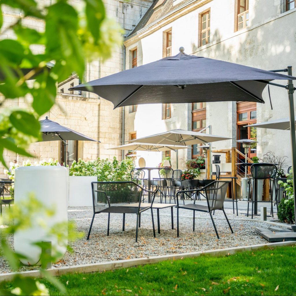 Terrasse et jardin de l'hôtel du Bourbon