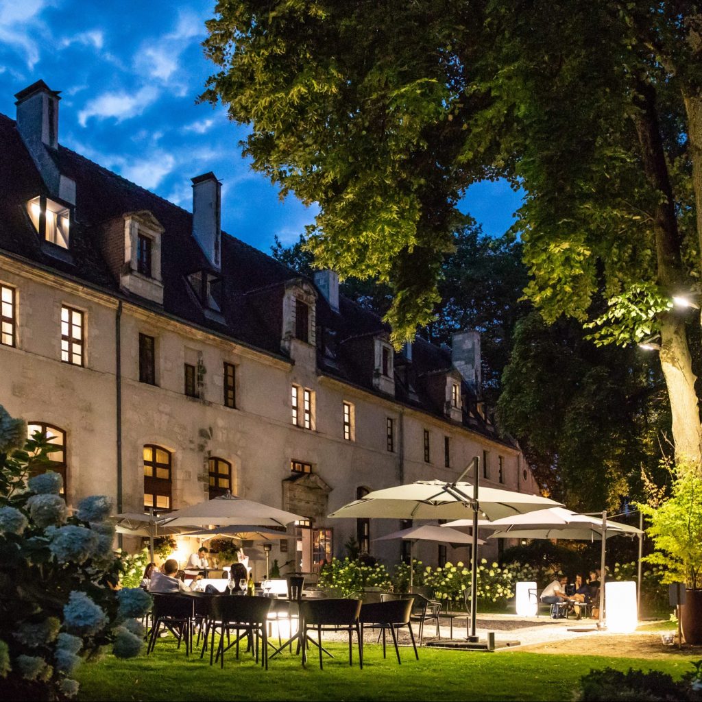 Terrasse et jardin de nuit à l'hôtel du Bourbon